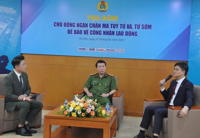 Phó Chủ tịch Tổng LĐLĐ Việt Nam Ngọ Duy Hiểu trao đổi tại tọa đàm